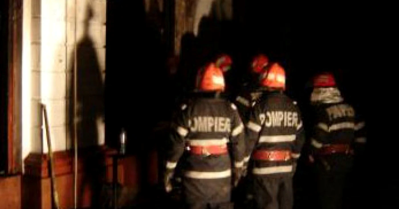 Pompierii au deschis uşa unui apartament în care rămăseseră închişi doi copii
