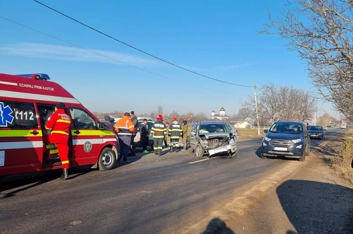 Trei mașini implicate în accident, două persoane au suferit răni FOTO: martor