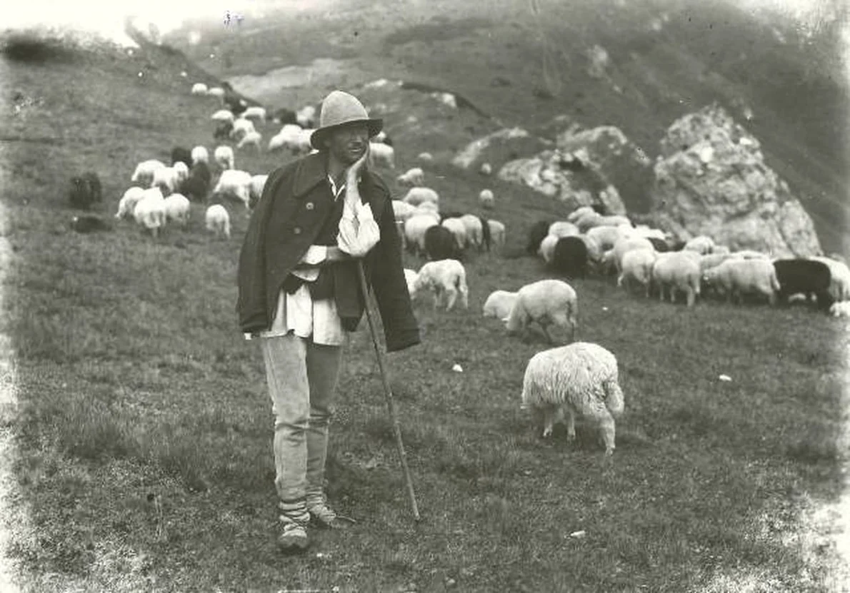 Cioban în Munţii Bucegi la Piatra Arsă (© iMAGO Romaniae)