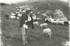 Cioban în Munţii Bucegi la Piatra Arsă (© iMAGO Romaniae)