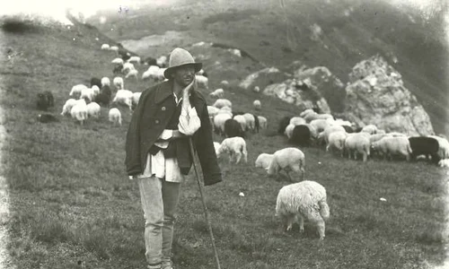 Cioban în Munţii Bucegi la Piatra Arsă (© iMAGO Romaniae)