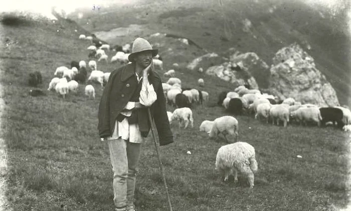 Cioban în Munţii Bucegi la Piatra Arsă (© iMAGO Romaniae)