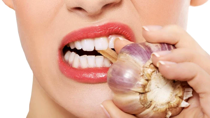 Cum să folosești usturoiul pentru a scăpa de durerile dentare.