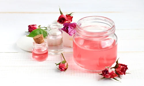 Efecte apa de trandafiri si cum s o prepari in casa  Sursa foto shutterstock 411614062 jpg