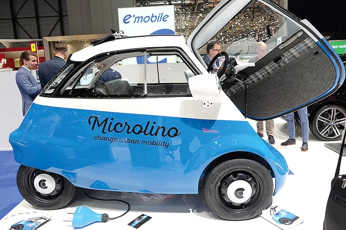 Accesul în “bolid” se face prin faţă