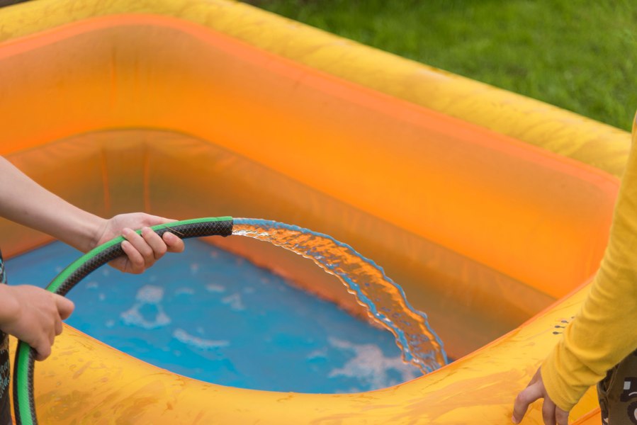 Cum au murit electrocutați lângă piscină un copil şi tatăl său, veniţi în vacanţă la rudele din România