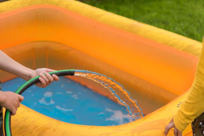 Cum au murit electrocutați lângă piscină un copil şi tatăl său, veniţi în vacanţă la rudele din România