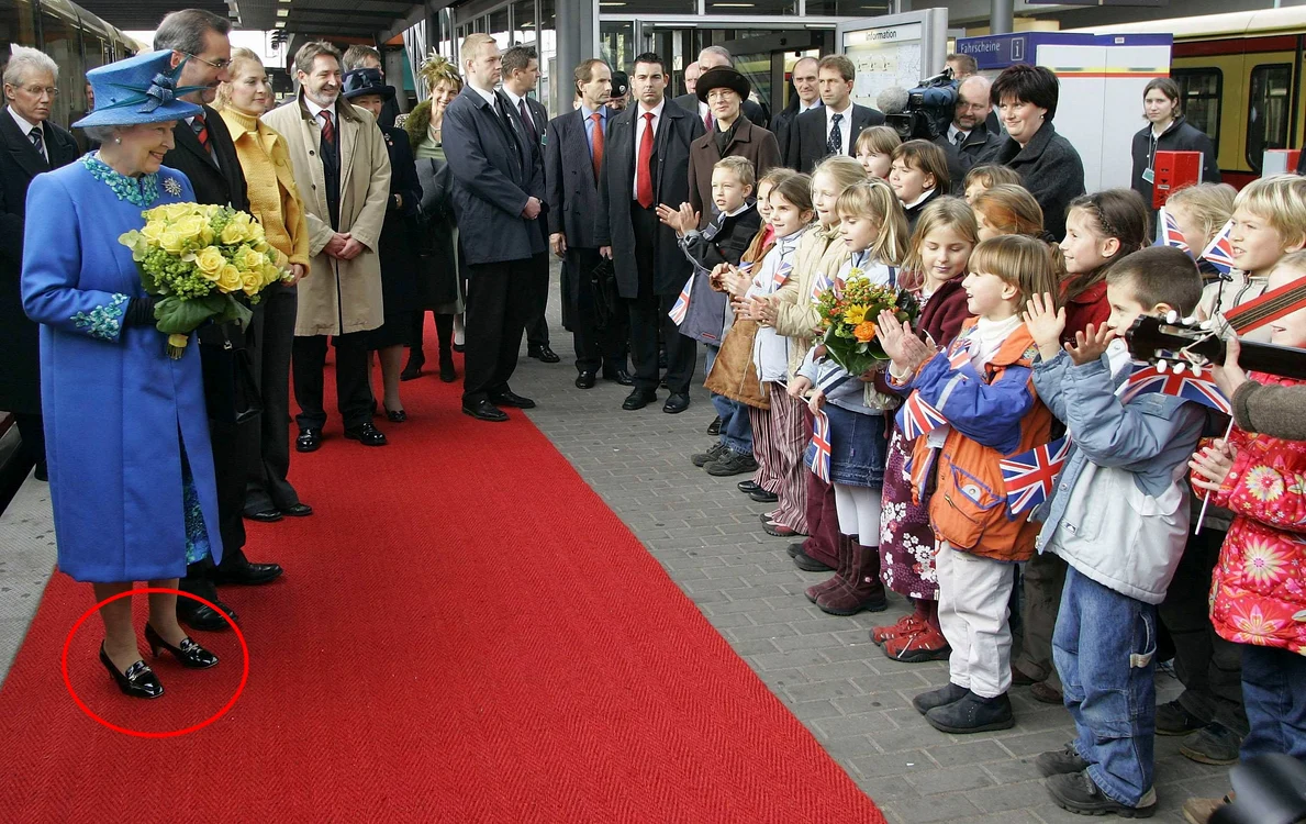 Regina Elisabeta a II-a încălțată cu pantofi Anello &amp; Davide, în 2010