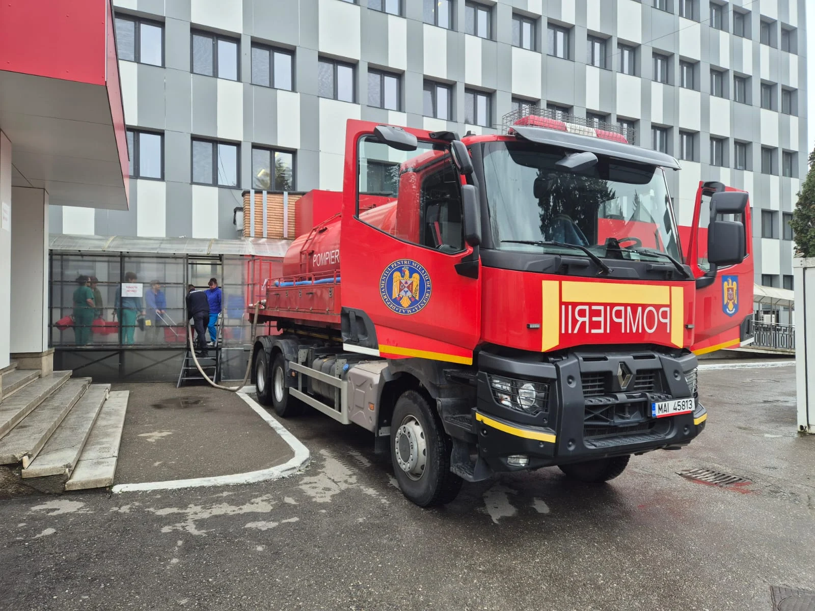 ISU distribuie apă menajeră la primării, spitale, licee, centre pentru copii și instituții publice din județul Prahova