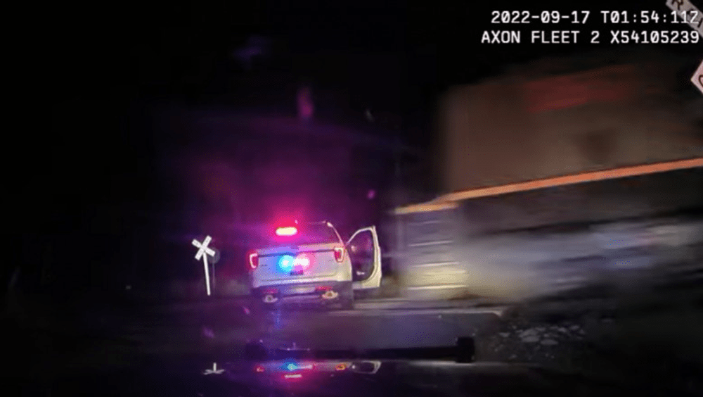 Momentul în care un tren lovește o mașină de poliție din Colorado, cu o persoană încătușată înăuntru