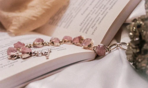 titlu Surpinde o cu un cadou rafinat și delicat! Top 4 motive să alegi o brățără cu cristale jpg