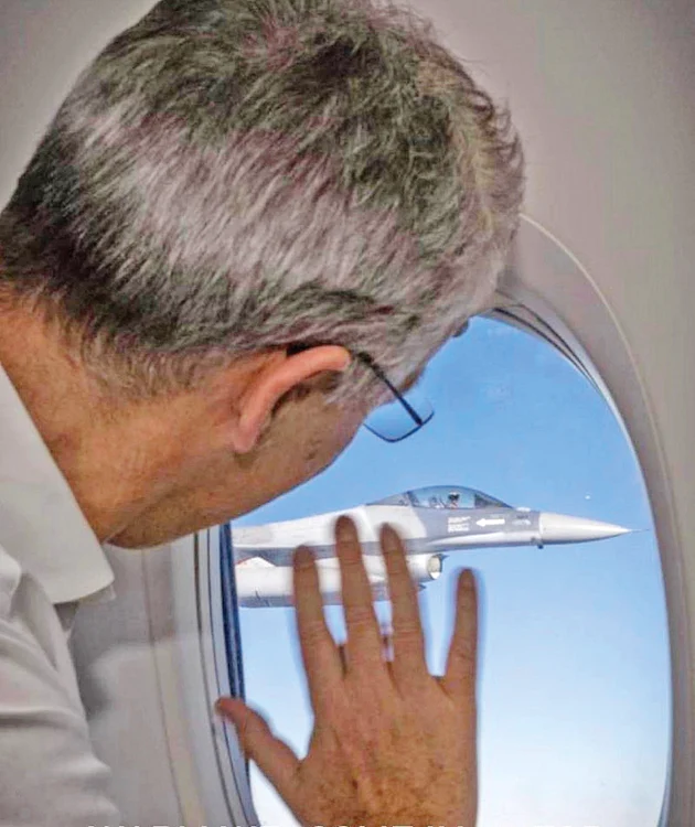 Jens Stoltenberg a ajuns la București cu o aeronavă Tarom și a făcut cu mâna piloților militari