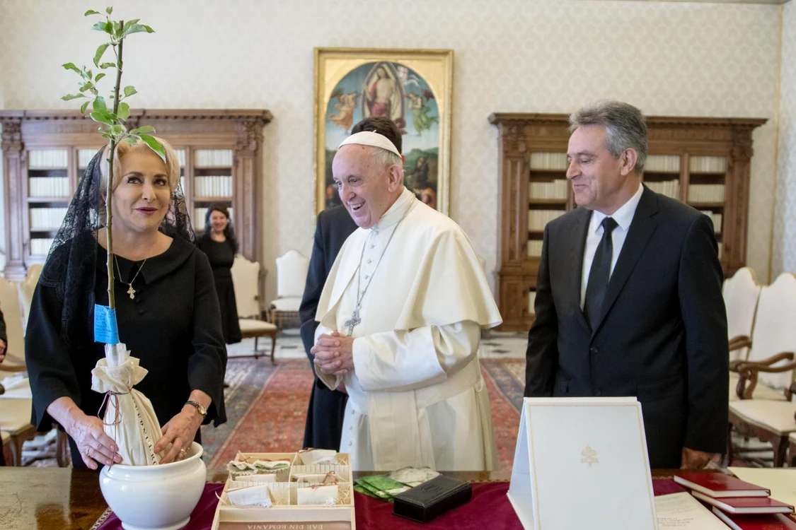 11 mai 2018 - Viorica Dăncilă a purtat o ținută complet neagră la Vatican, așa cum cere protocolul