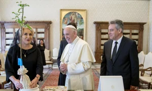 11 mai 2018   Viorica Dăncilă a purtat o ținută complet neagră la Vatican, așa cum cere protocolul  jpeg
