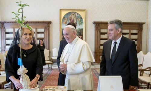 11 mai 2018   Viorica Dăncilă a purtat o ținută complet neagră la Vatican, așa cum cere protocolul  jpeg