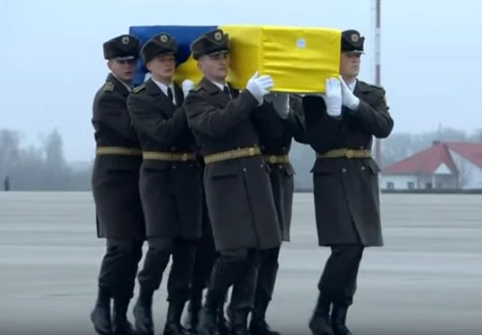 Trupurile neînsufleţite a 11 ucraineni ucişi la scurt după decolarea de la Teheran către Kiev au fost repatriaţi duminică Captură YouTube