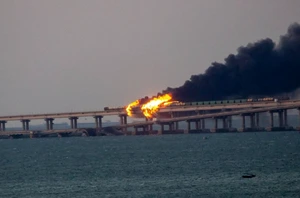 Incendiu Pod Crimeea, Ucraina, Strâmtoarea Kerci, 8 octombrie 2022 Sursa Facebook / Euromaidan