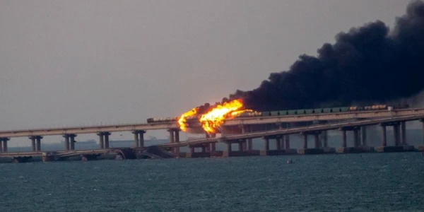 Incendiu Pod Crimeea, Ucraina, Strâmtoarea Kerci, 8 octombrie 2022 Sursa Facebook / Euromaidan