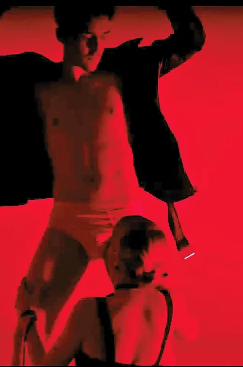 Solista  imită o scenă  de sex oral