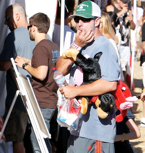 Când a văzut că fetele s-au depărtat de el, Adam Sandler le-a chemat înapoi, ca pe căţei (foto: guliver)