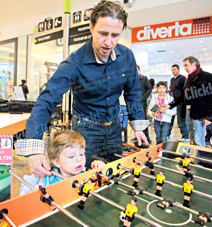 Şi Laurenţiu, soţul  vedetei, se distrează  de minune cu cel mic