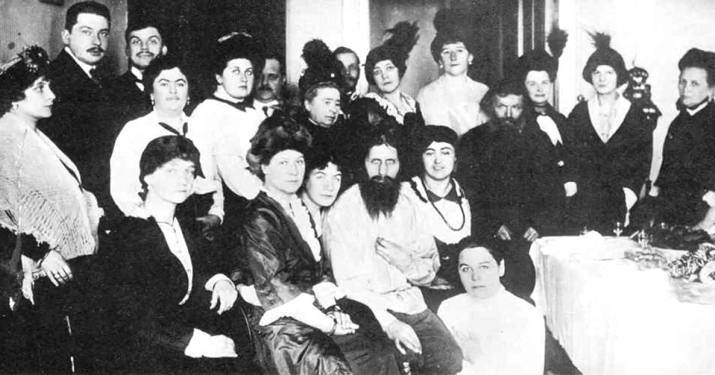 Rasputin, înconjurat de femei