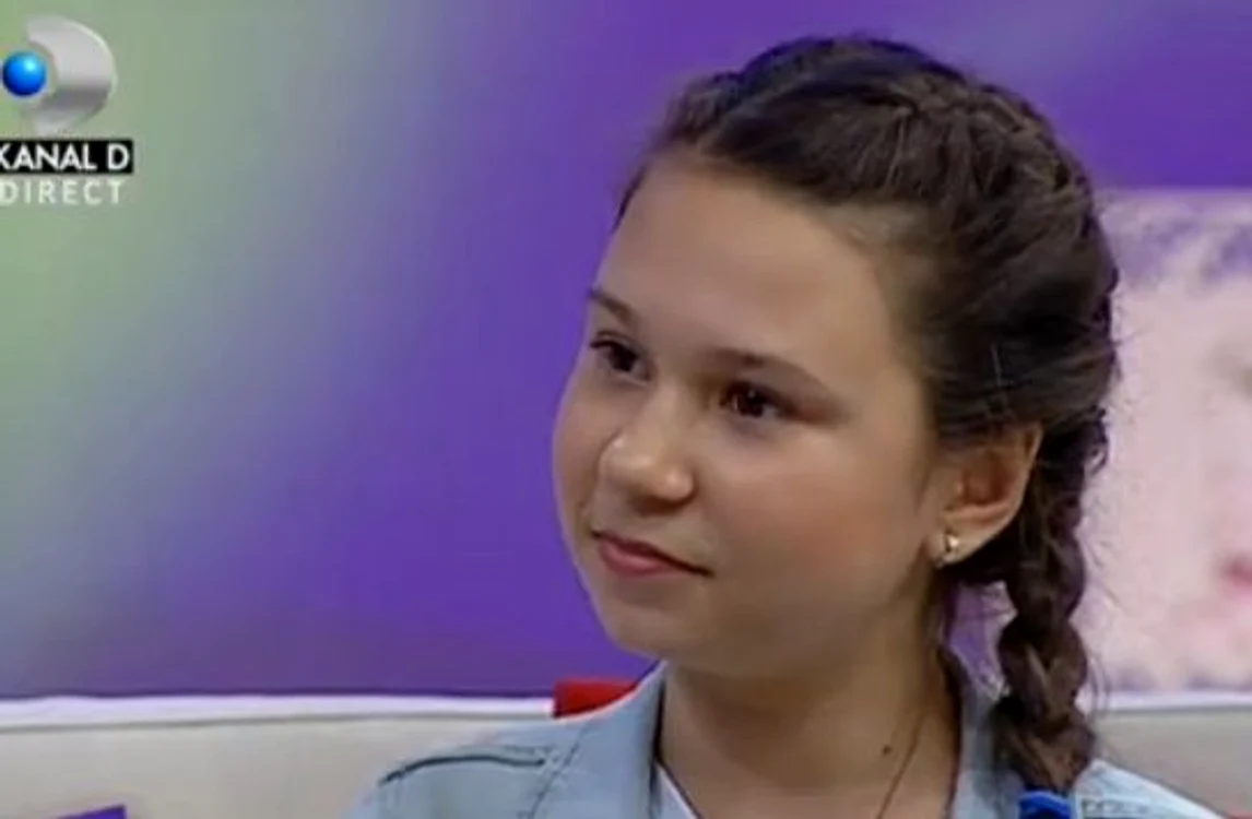 Maia este un copil inteligent și extrem de apropiat de mama sa