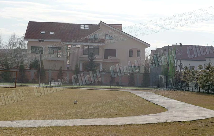 Micuţul Edan (4 ani), fericit în braţele lui Piţurcă şi relaxat în vacanţă alături de mami