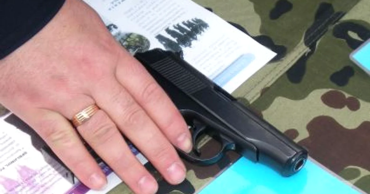 Arma a fost confiscată de poliţişti