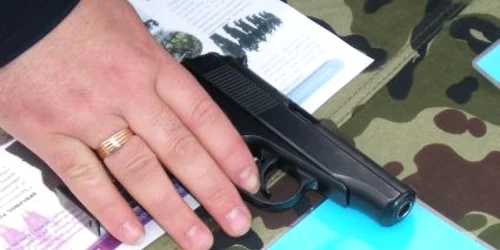 Arma a fost confiscată de poliţişti