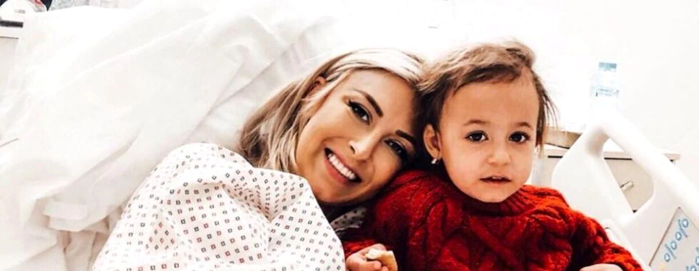 Andreea Bălan, alături de fiica ei cea mare, după operaţia suferită săptămâna trecută FOTO Arhivă personală Andreea Bălan