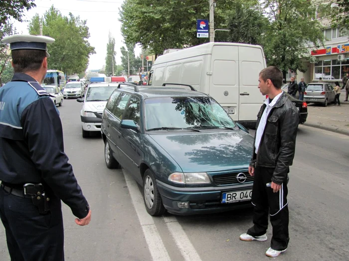 Şoferul maşinii, Mihai Mitrofan, s-a ales cu parbrizul maşinii spart