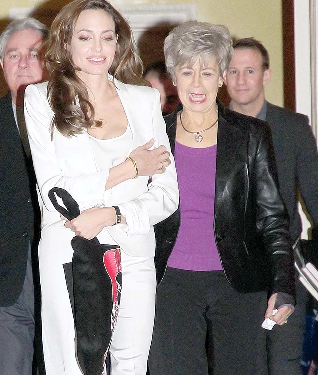 Jane Pitt a fost alături de viitoarea ei noră pe durata procedurilor de masectomie (fotografii: Guliver/splashnews/reuters)