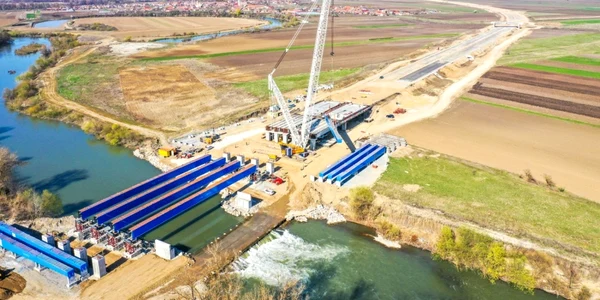 Segmentele de pod au început să fie montate în teren FOTO CSLG