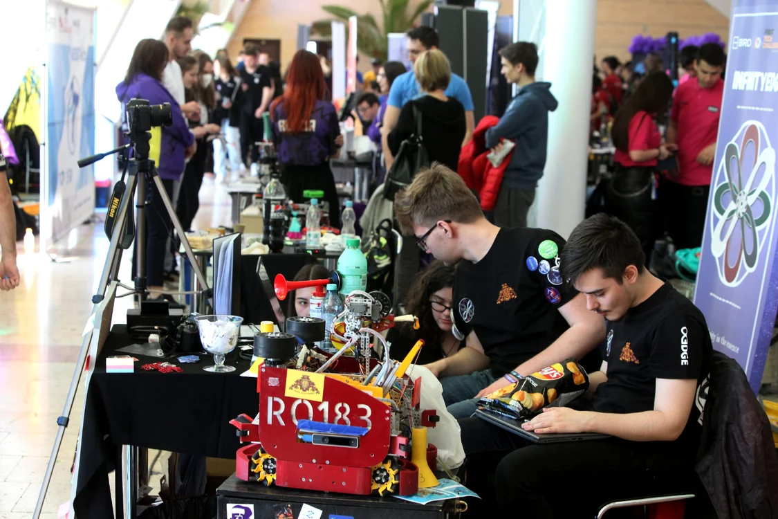 Expoziția roboților echipelor participante. Foto: Sever Gheorghe