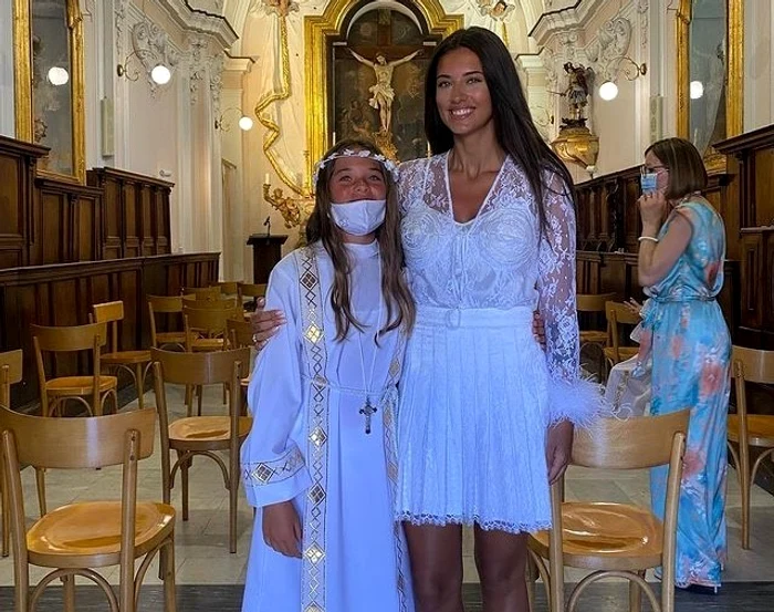 
    Antonia, alături de fiica ei Maya, la prima comuniunefoto: Instagram  