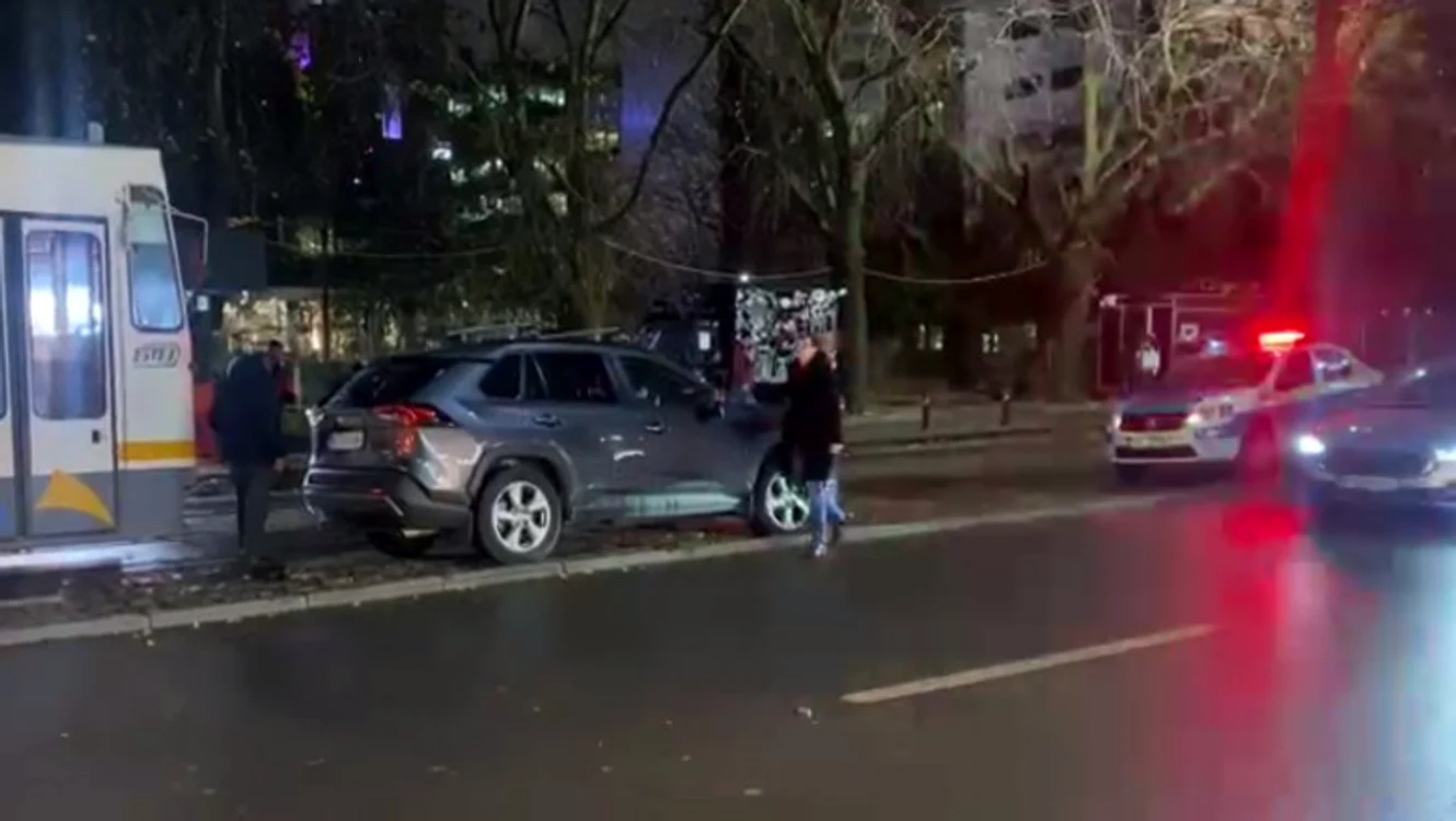 Mașina a blocat circulația tramvaielor timp de două ore foto: Digi 24