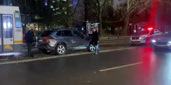 masina parcata pe linia tramvai foto digi24 jpg