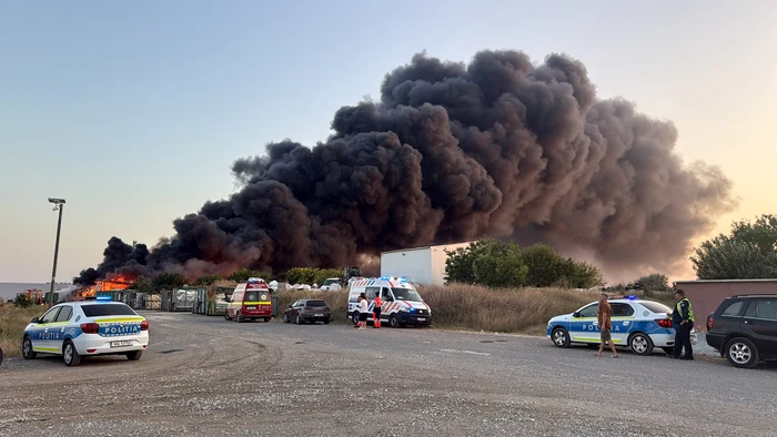 Sunt degajări mari de fum. FOTO ISU Dobrogea