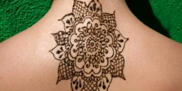 Cluj: Pontul zilei - Clujenii îşi pot face tatuaje cu Henna gratuit