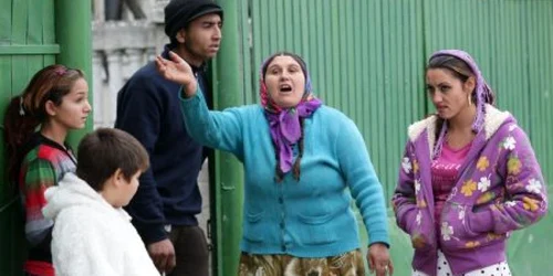 Ţiganii susţin că au fost bătuţi de cuscrii, care au intrat peste ei în casă cu săbii şi topoare