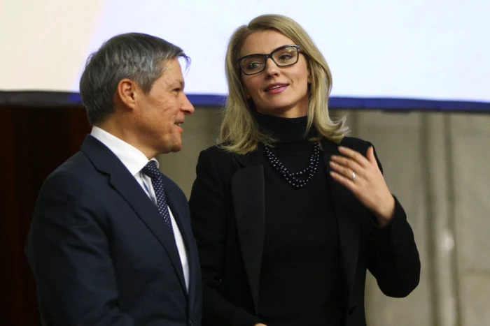 Premierul Dacian Cioloş şi Alina Gorghiu. FOTO David Muntean
