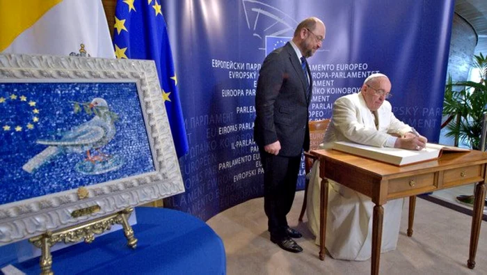 Papa Francisc
alături de Martin Schulz, preşedintele Parlamentului European © OR/CPP/CIRIC