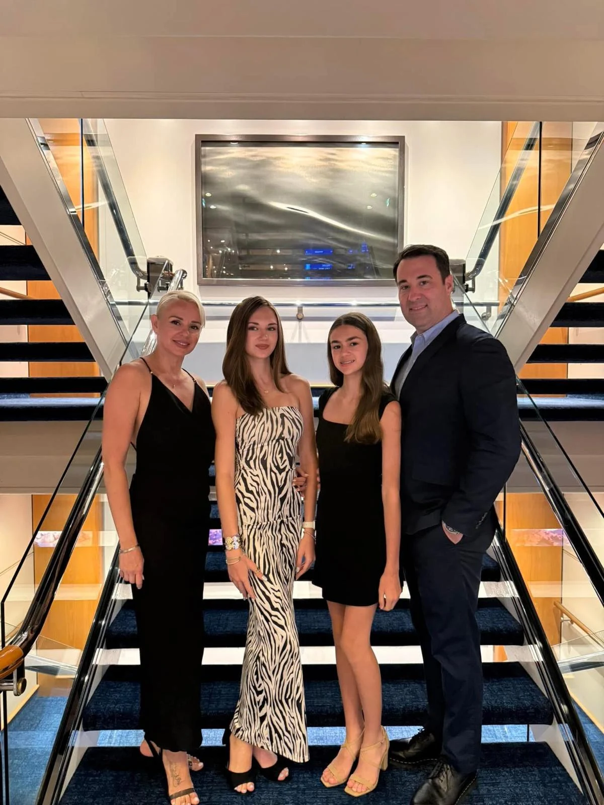 Soțul lui Catrinel Sandu, Steve Schroeter, este ajutorul de bază în companie