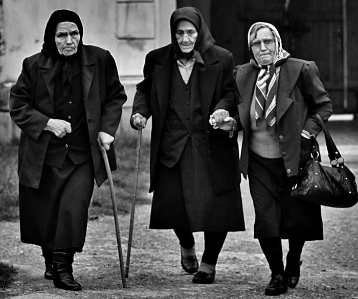 „Pe vremea copilăriei mele, popa era acolo, în capul oricărei mese, dar
nu el era personajul principal, nu el dădea totul comunităţii, ci
mătuşile şi babele satului”
