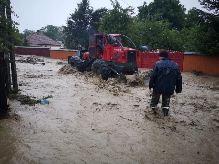 
    Drumuri comunale au fost acoperite de ape Fotografii: IGSU  