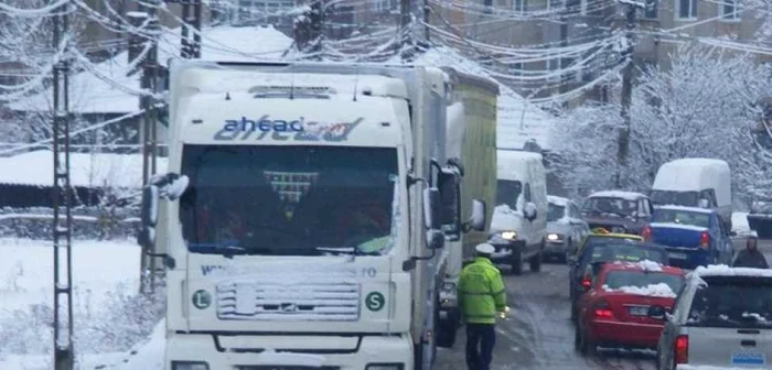 Circulaţia se desfăşoară cu mare greutate în tot judeţul