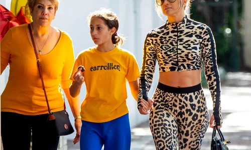 Jennifer Lopez, alături de mama ei, Guadalupe, și de fiica Emme jpeg
