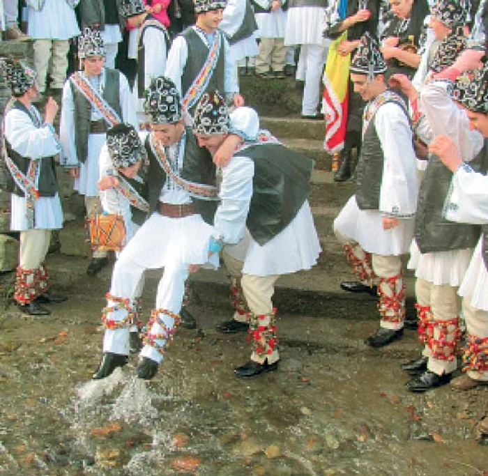 Înainte să ajungă la râu, Ioan Andreiu (20 de ani) s-a plimbat prin sat cu calul împodobit şi îmbrăcat în feţe de masă ţesute de mână (FOTO: RAMONA GĂINĂ)