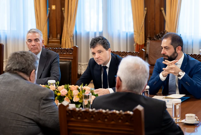 Nicuşor Dan, alături de consilierii prezidenţiali. FOTO: Administraţia Prezidenţială